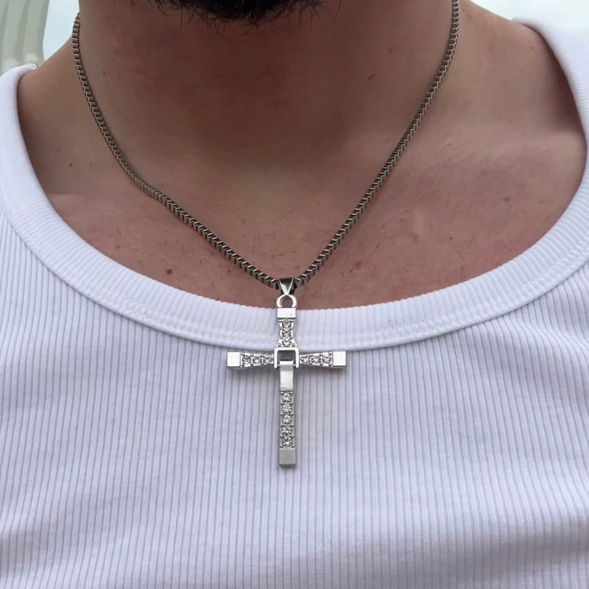 Collar Cruz de la Lealtad de acero inoxidable sobre fondo neutro – Family Chain